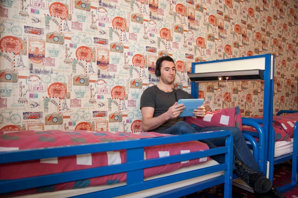 1 bed in an 8 bed female dorm en suite