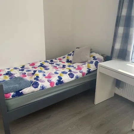A Spacious Room Near The City Center-3